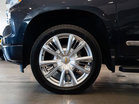 Used 2023 Chevrolet Silverado 1500 High Country w/ High Country Premium Package AWD/4WD image 7