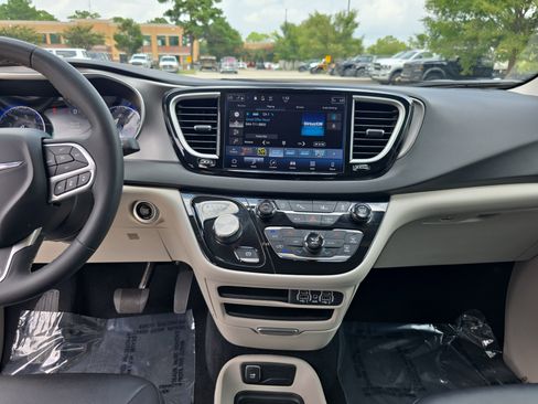 Used 2024 Chrysler Pacifica Touring-L FWD image 28