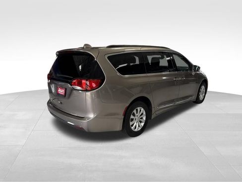 Used 2017 Chrysler Pacifica Touring-L FWD image 5