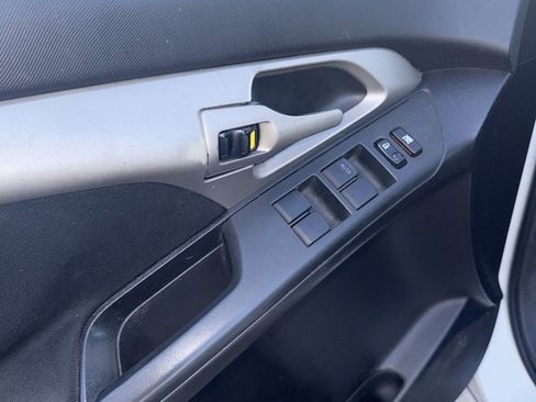 Used 2010 Pontiac Vibe w/ Preferred Package image 9