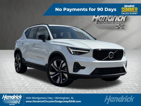 Used 2023 Volvo XC40 B4 Plus w/ Climate Package FWD image 1