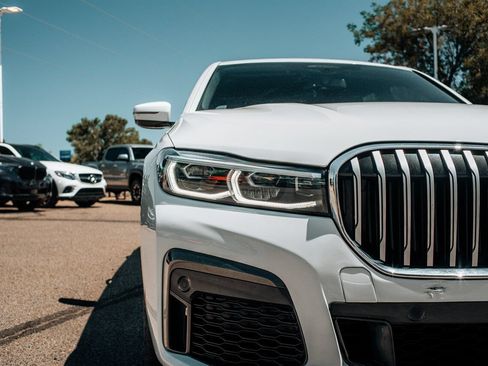 Used 2022 BMW 750i xDrive w/ M Sport Package AWD/4WD image 9