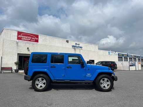 Used 2012 Jeep Wrangler Unlimited Sahara w/ Dual Top Group AWD/4WD image 2
