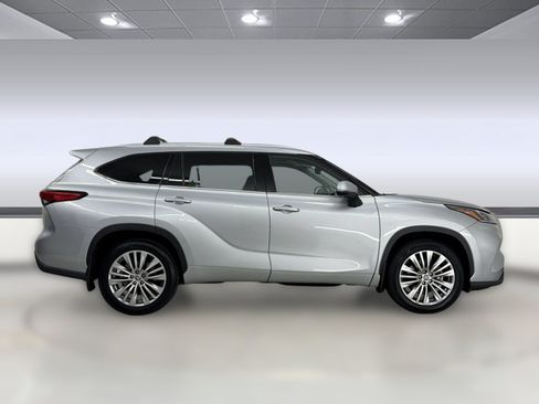 Used 2023 Toyota Highlander Platinum FWD image 8