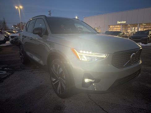 Used 2023 Volvo XC40 B5 Plus w/ Driver Assist Package image 3