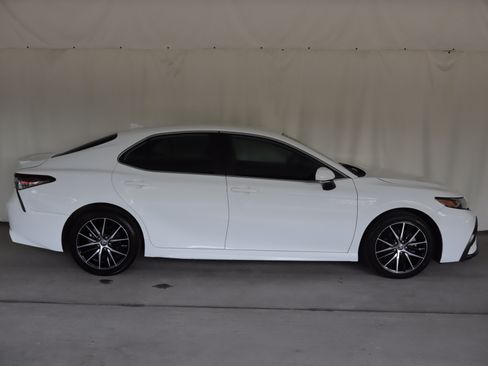Used 2022 Toyota Camry SE FWD image 4
