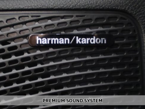 Used 2023 Chrysler Pacifica Limited w/ Uconnect Theater Family Group image 6