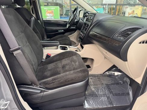 Used 2016 Dodge Grand Caravan SXT image 18