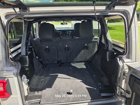 Used 2018 Jeep Wrangler Unlimited Sahara w/ Dual Top Group AWD/4WD image 15
