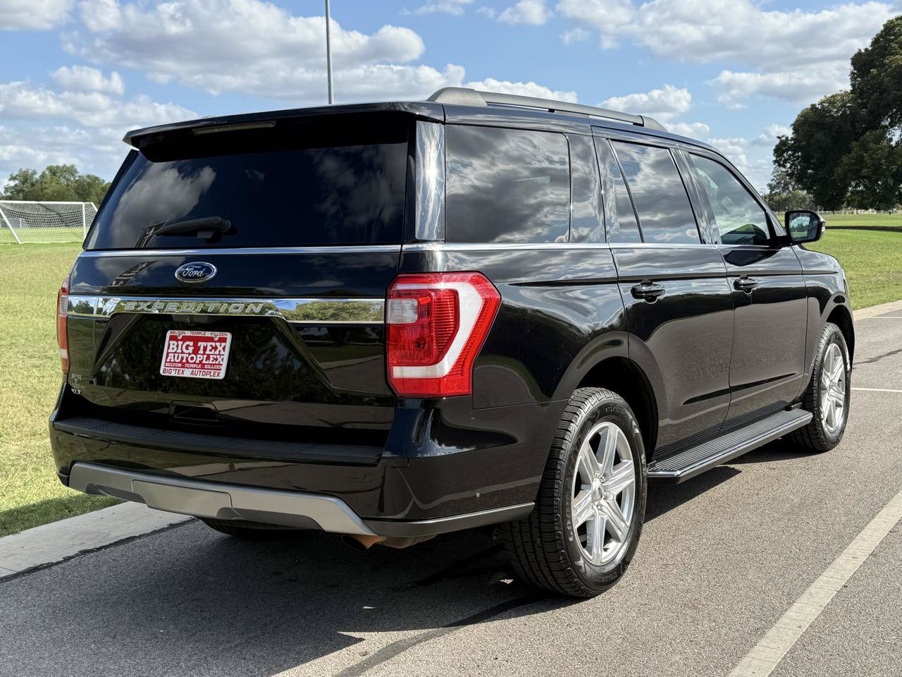 Used 2019 Ford Expedition XLT w/ Equipment Group 202A AWD/4WD image 8