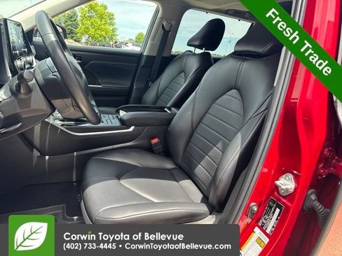 Used 2022 Toyota Highlander XLE AWD/4WD image 17