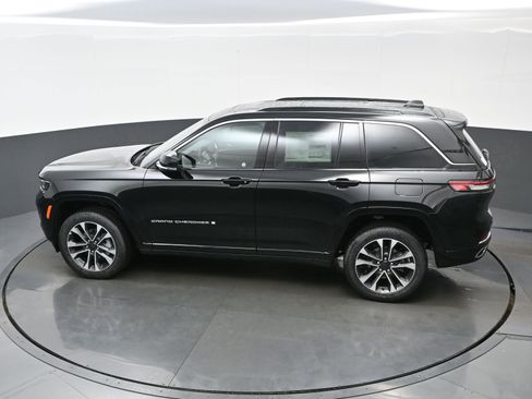 New 2025 Jeep Grand Cherokee Overland w/ Luxury Tech Group IV image 19