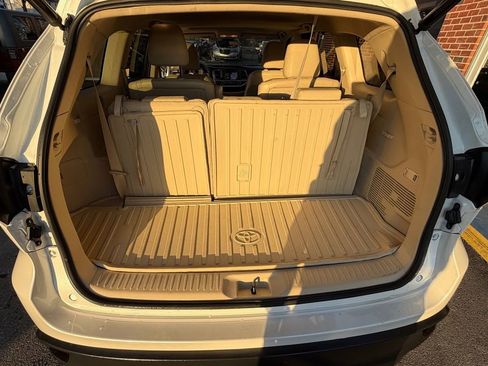 Used 2019 Toyota Highlander XLE image 12