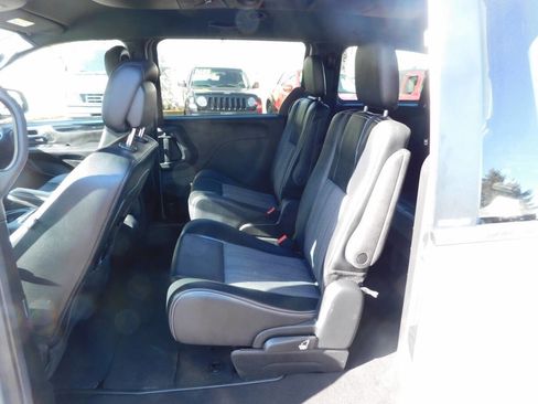 Used 2014 Chrysler Town & Country S image 7