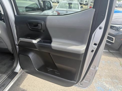 Used 2017 Toyota Tacoma SR5 w/ Tow Package AWD/4WD image 16