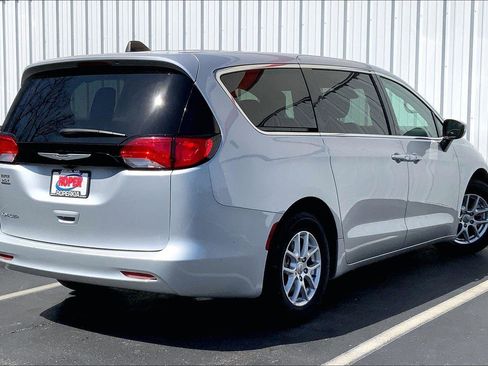 Used 2023 Chrysler Voyager LX FWD image 11