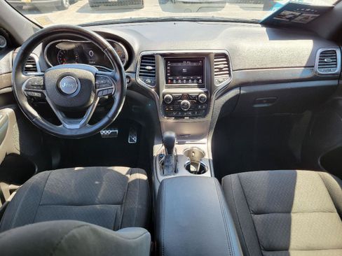 Used 2018 Jeep Grand Cherokee Laredo AWD/4WD image 4