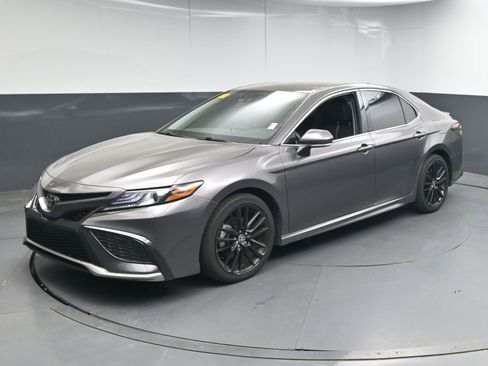 Used 2022 Toyota Camry XSE image 4