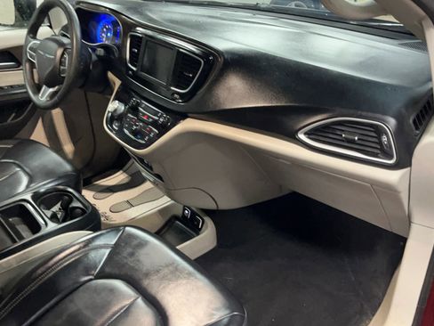Used 2020 Chrysler Voyager Lxi FWD image 18