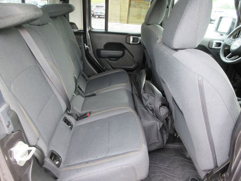 Used 2024 Jeep Gladiator Sport AWD/4WD image 17