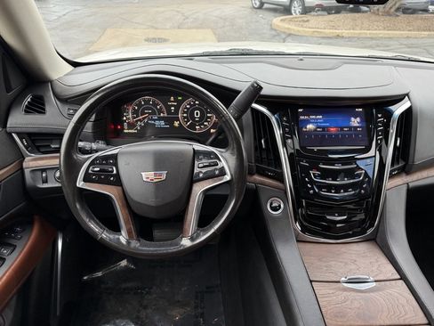 Used 2015 Cadillac Escalade Luxury image 11