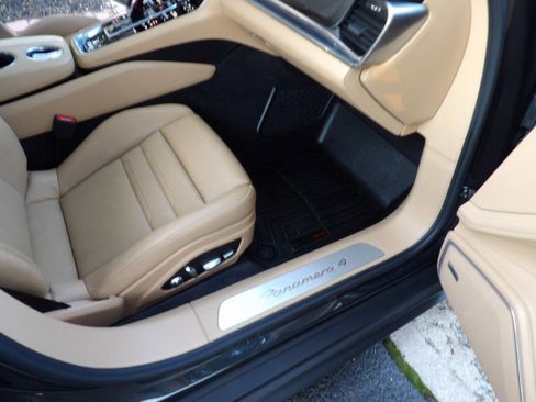 Used 2018 Porsche Panamera 4 image 45
