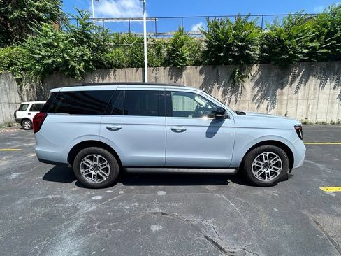Used 2025 Ford Expedition Active AWD/4WD image 11