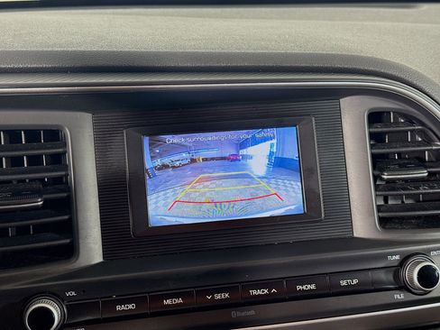 Used 2020 Hyundai Elantra SE image 19