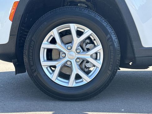 Certified 2023 Jeep Grand Cherokee Limited w/ Trailer Tow Prep Group (B) AWD/4WD image 15