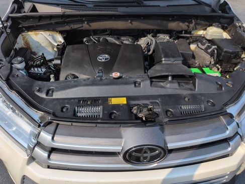 Used 2019 Toyota Highlander XLE w/ Carpet Mat Package (TMS) AWD/4WD image 22