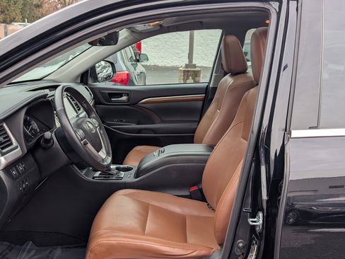 Used 2017 Toyota Highlander Limited Platinum image 18