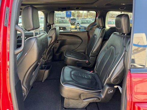 Used 2025 Chrysler Pacifica Limited image 10