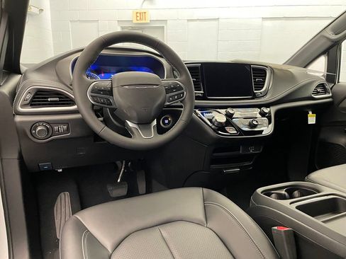 New 2027 Chrysler Pacifica Select AWD/4WD image 9