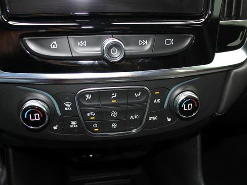 Used 2023 Chevrolet Traverse LT image 37