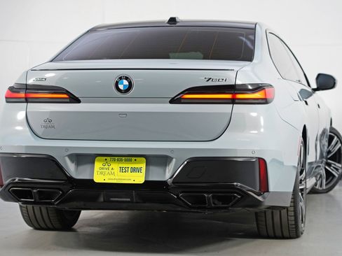 Used 2024 BMW 760i xDrive w/ Premium Package 2 AWD/4WD image 3