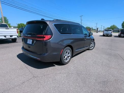 Used 2023 Chrysler Pacifica Limited FWD image 33