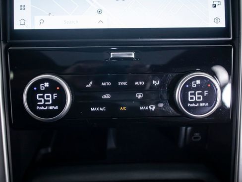 Used 2025 Land Rover Discovery Dynamic SE image 36