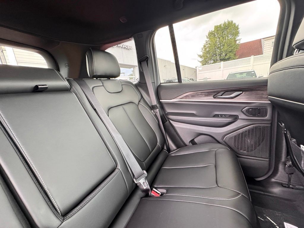 New 2026 Jeep Grand Cherokee Limited w/ Limited Altitude Package AWD/4WD image 21