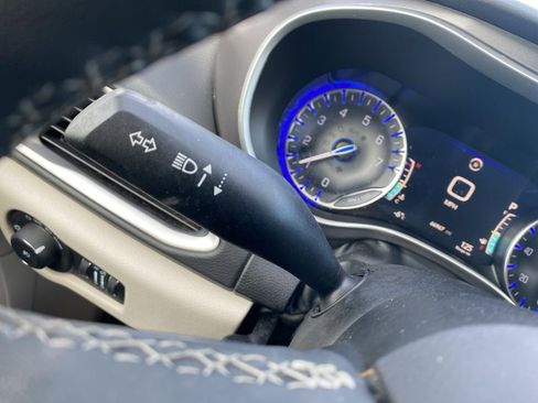 Used 2024 Chrysler Pacifica Touring-L image 15