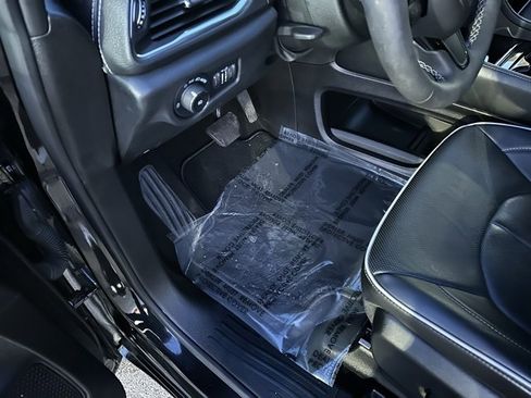 Used 2023 Chrysler Pacifica Limited w/ S Appearance Package image 21