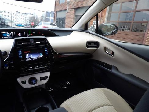 Used 2016 Toyota Prius image 17