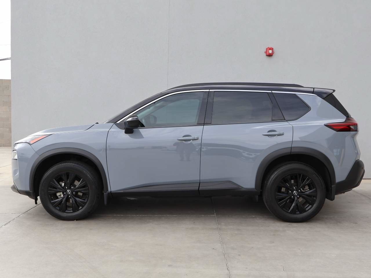 Used 2023 Nissan Rogue SV w/ SV Premium B Package FWD image 2