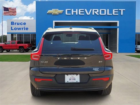 Used 2023 Volvo XC40 B4 Ultimate image 5