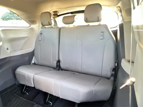 Used 2022 Toyota Sienna XLE w/ XLE Plus Package FWD image 45