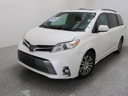 Used 2020 Toyota Sienna XLE w/ XLE Navigation Package image 2