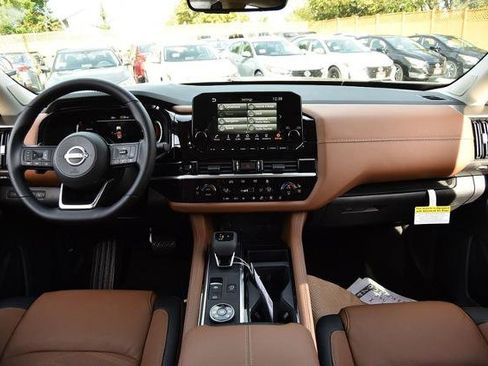 New 2025 Nissan Pathfinder Platinum image 8