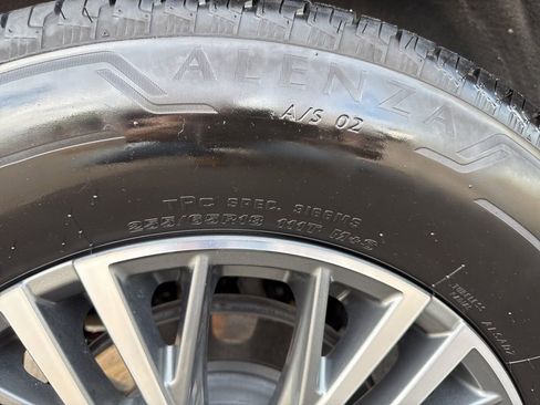 Used 2025 Chevrolet Traverse LT image 35