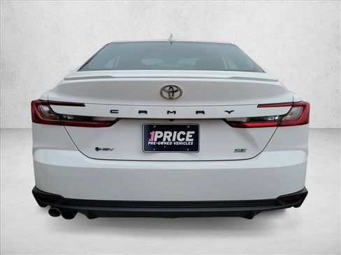 Used 2025 Toyota Camry SE image 6