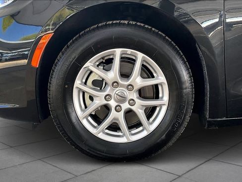 Used 2023 Chrysler Pacifica Touring-L FWD image 11