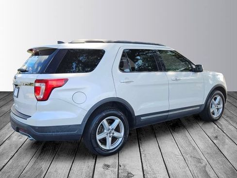 Used 2018 Ford Explorer XLT FWD image 5